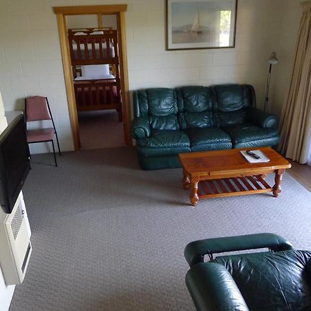 Willaway Motel Apartments Ulverstone Bagian luar foto