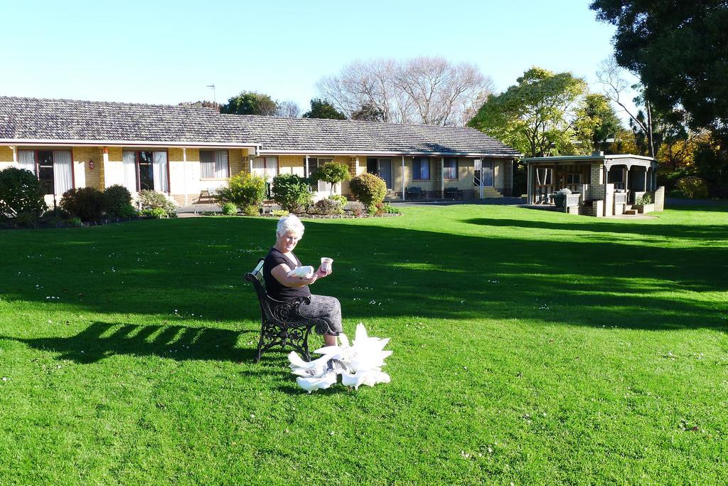 Willaway Motel Apartments Ulverstone Bagian luar foto