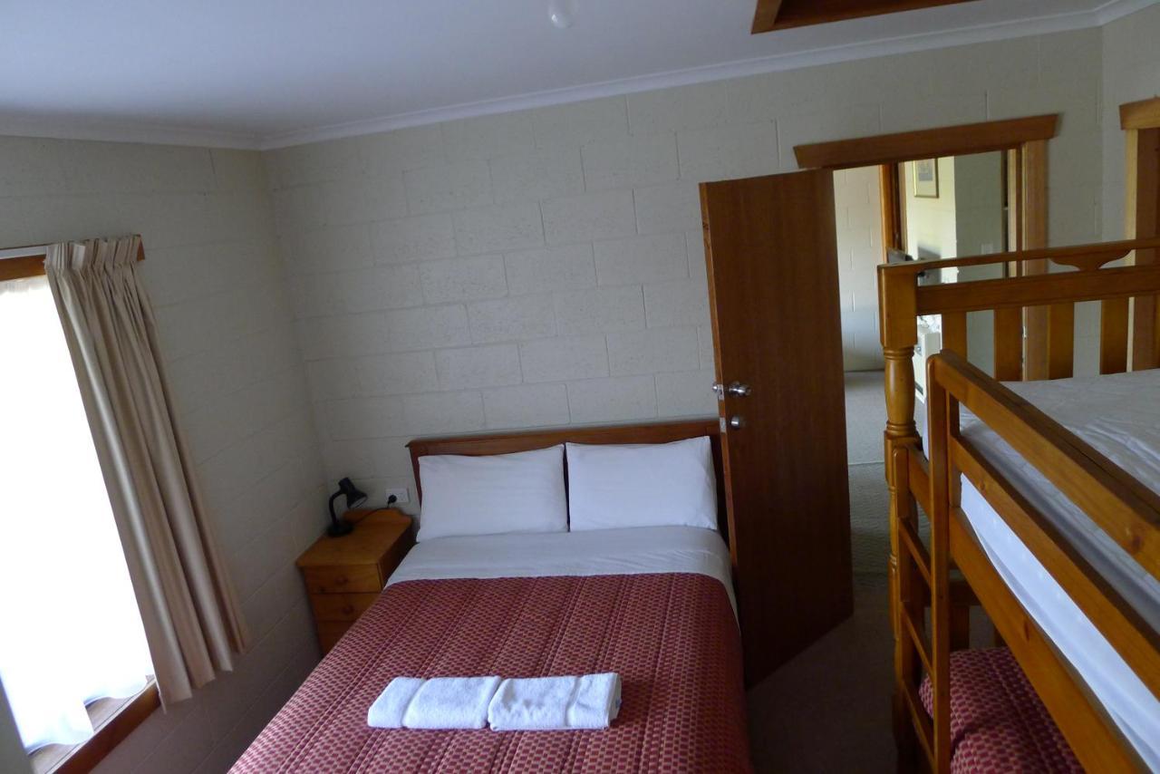 Willaway Motel Apartments Ulverstone Bagian luar foto