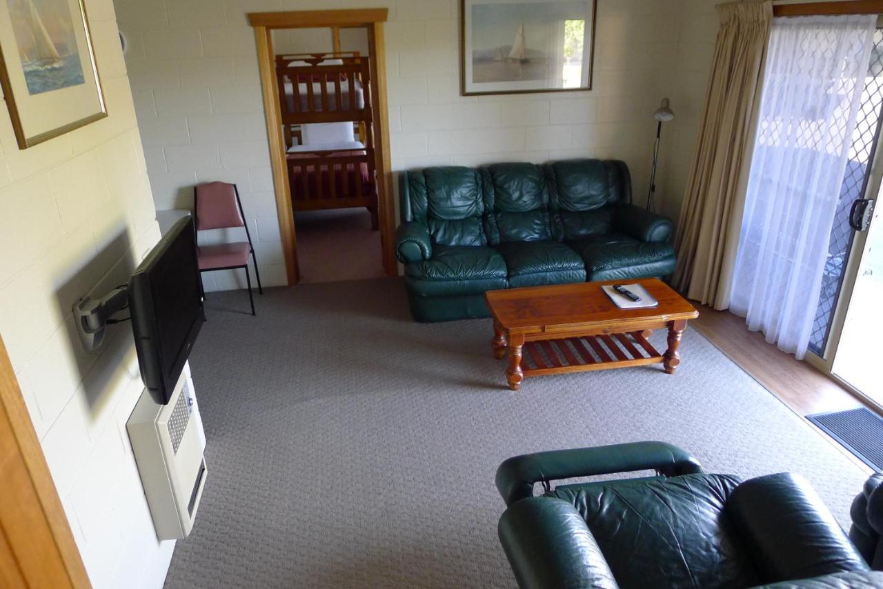 Willaway Motel Apartments Ulverstone Bagian luar foto
