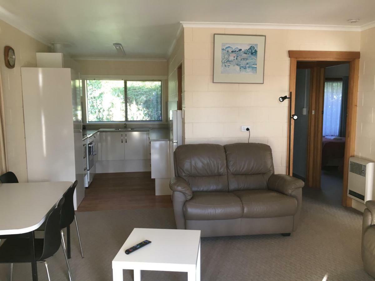 Willaway Motel Apartments Ulverstone Bagian luar foto